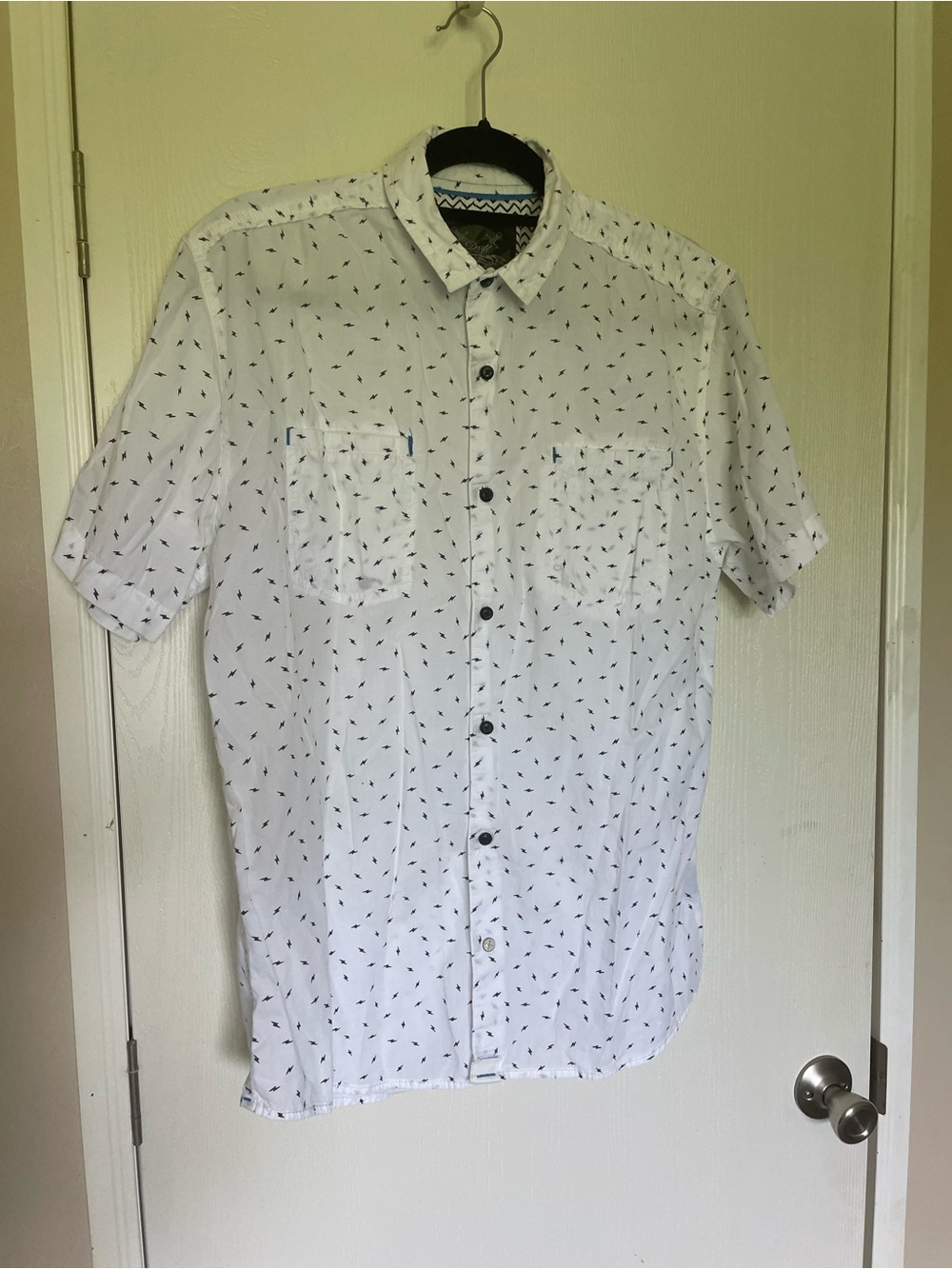 Men's White Short-Sleeve Button-Up Shirt with Lightning Bolt Print Size L